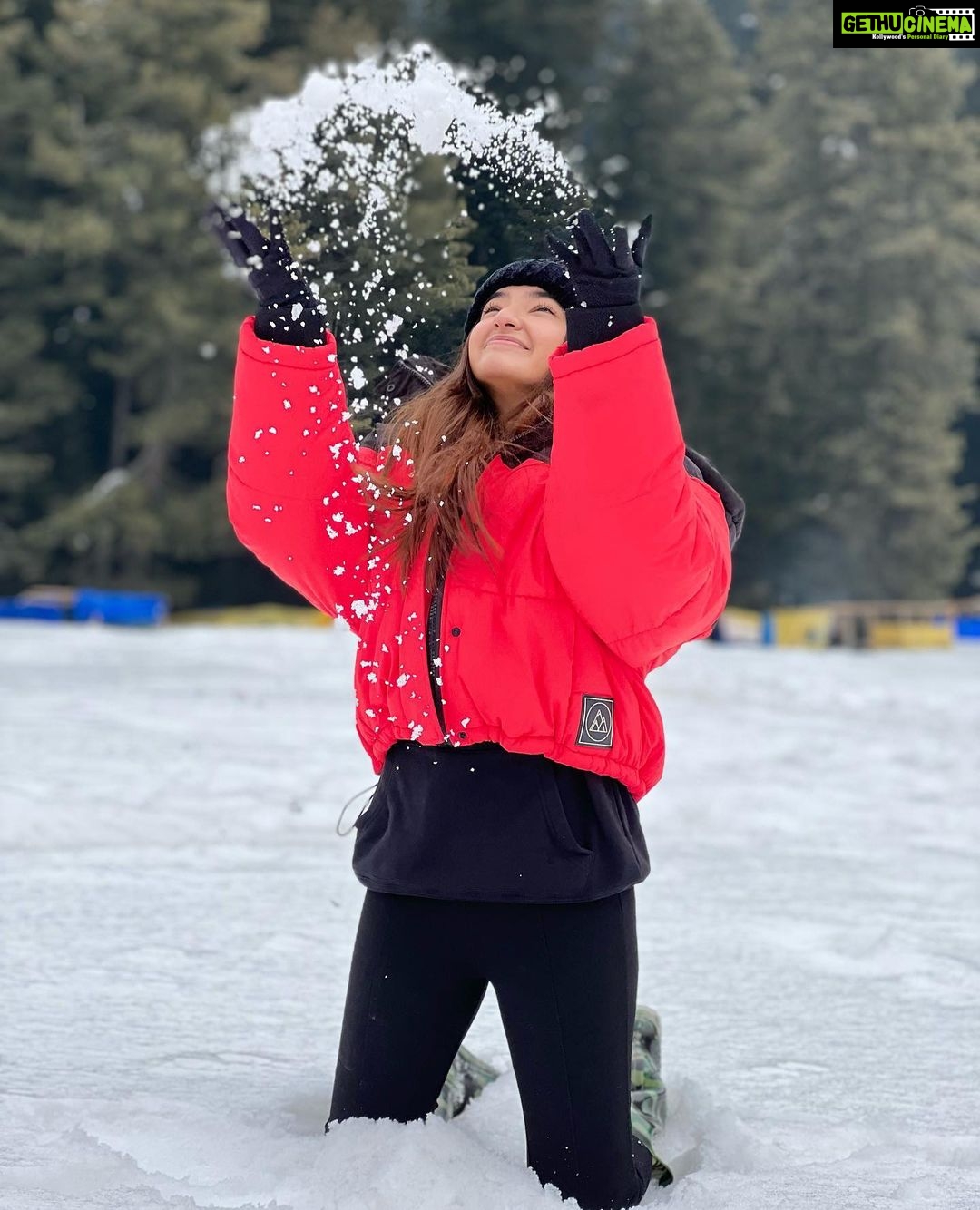 Anushka Sen Instagram - Valentine’s Day with snowww ❄️⛄️ Pahalgam