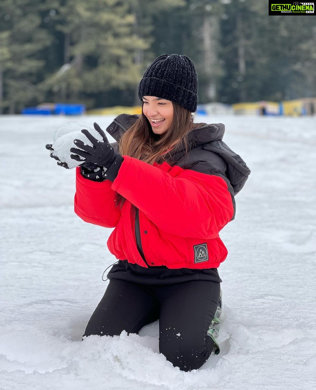 Anushka Sen Instagram - Valentine’s Day with snowww ❄️⛄️ Pahalgam