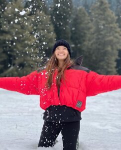Anushka Sen Instagram - Valentine’s Day with snowww ❄️⛄️ Pahalgam