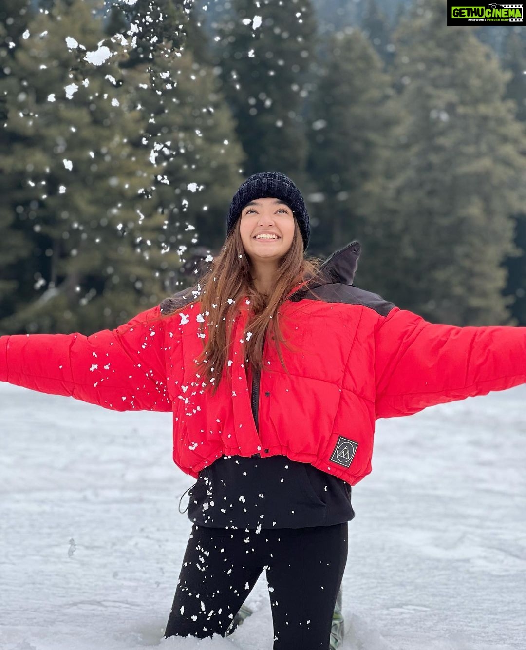 Anushka Sen Instagram - Valentine’s Day with snowww ❄️⛄️ Pahalgam