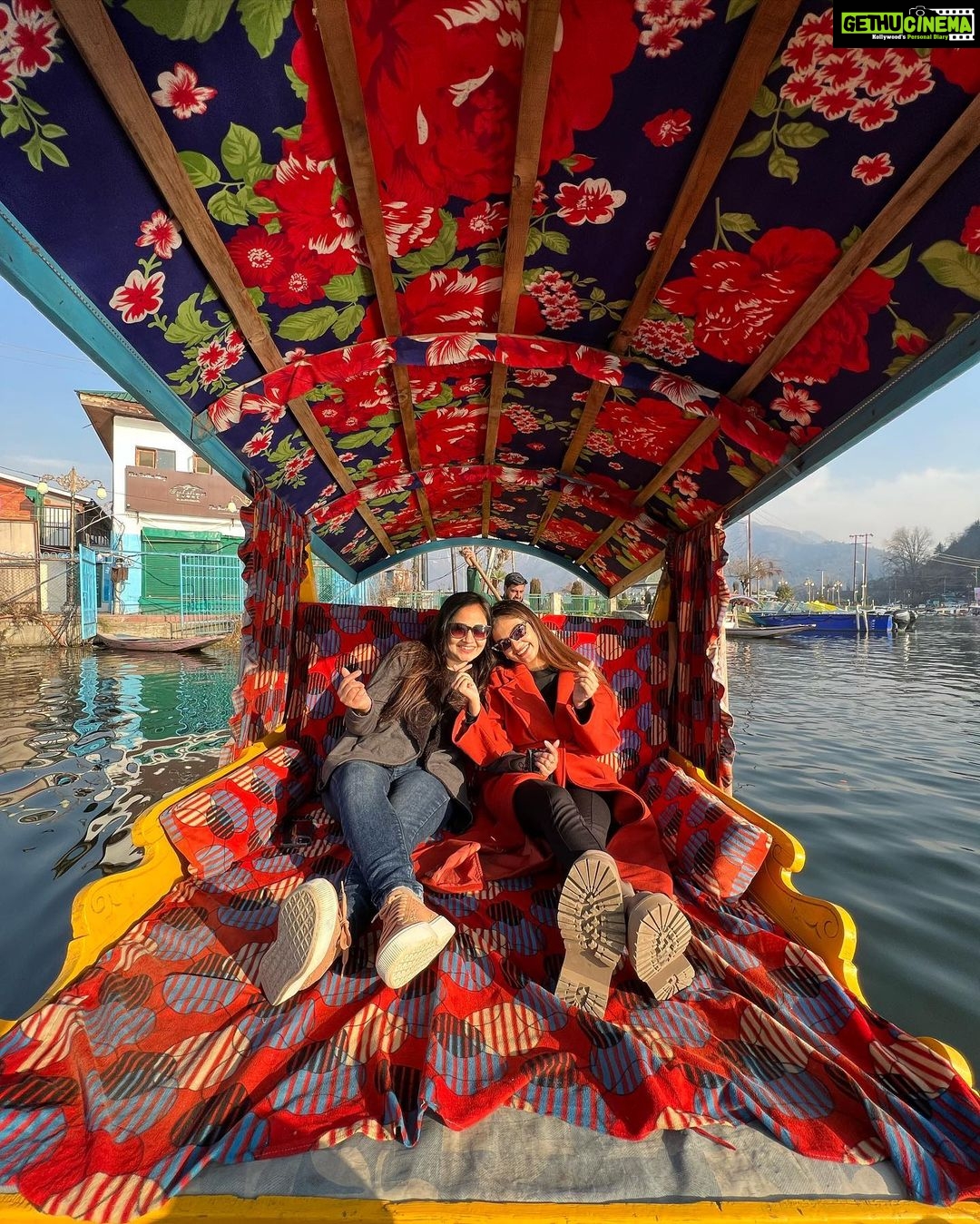 Anushka Sen Instagram - Trip with my besties ππΈπ Srinagar, Jammu and Kashmir