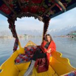 Anushka Sen Instagram - Kashmir ki dhoop, Srinagar ki shikara ride, Thandi thandi hawayeinn☀️✨✈️ Dal Lake