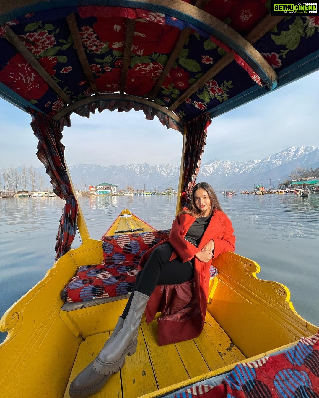 Anushka Sen Instagram - Kashmir ki dhoop, Srinagar ki shikara ride, Thandi thandi hawayeinn☀️✨✈️ Dal Lake