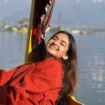 Anushka Sen Instagram - Kashmir ki dhoop, Srinagar ki shikara ride, Thandi thandi hawayeinn☀️✨✈️ Dal Lake