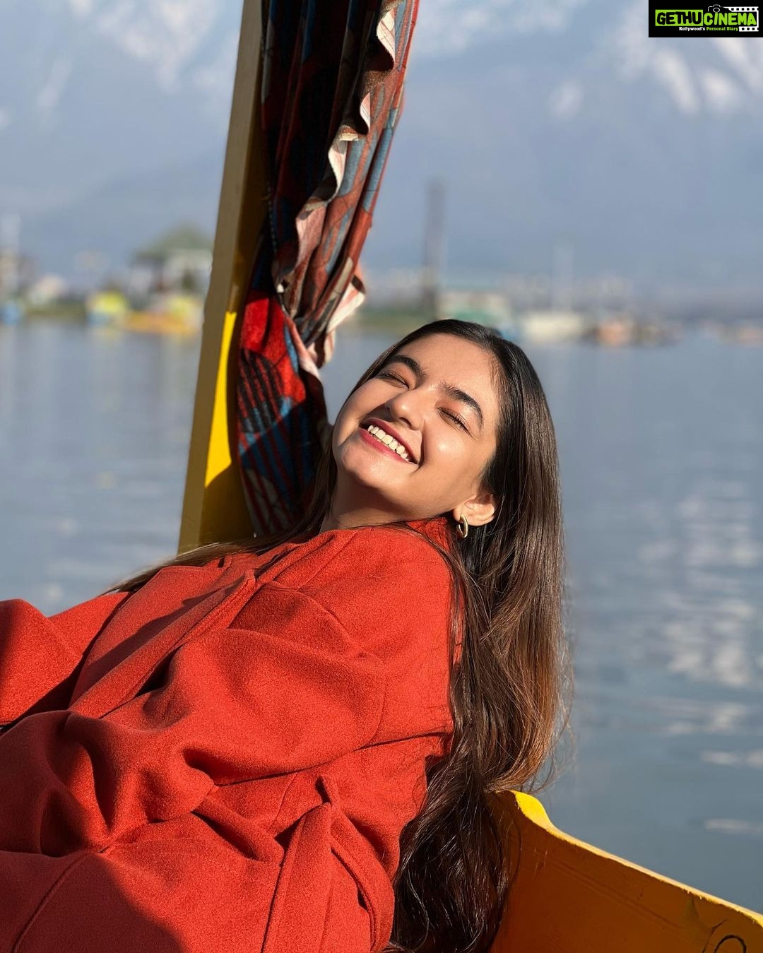 Anushka Sen Instagram - Kashmir ki dhoop, Srinagar ki shikara ride, Thandi thandi hawayeinn☀️✨✈️ Dal Lake