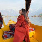 Anushka Sen Instagram - Kashmir ki dhoop, Srinagar ki shikara ride, Thandi thandi hawayeinn☀️✨✈️ Dal Lake