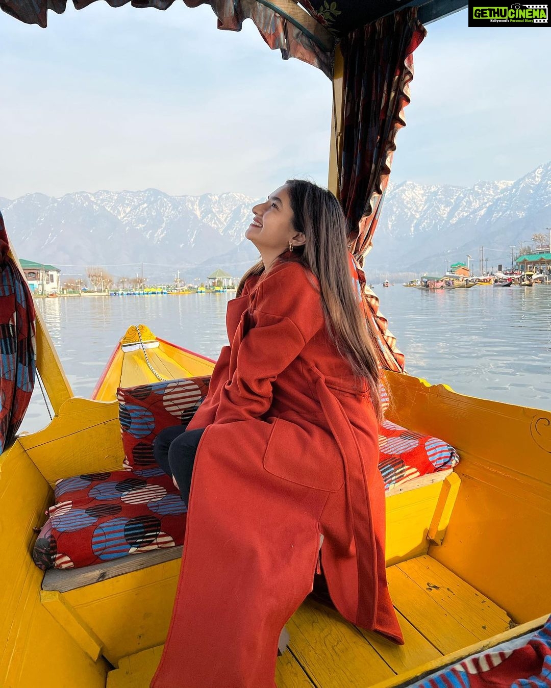 Anushka Sen Instagram - Kashmir ki dhoop, Srinagar ki shikara ride, Thandi thandi hawayeinn☀️✨✈️ Dal Lake