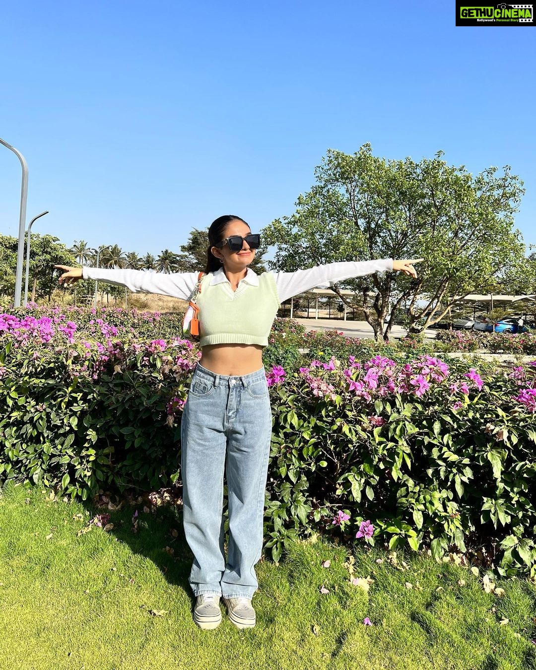 Anushka Sen Instagram - nature ☀️🦋🌸 . Wearing: @urbanic_in