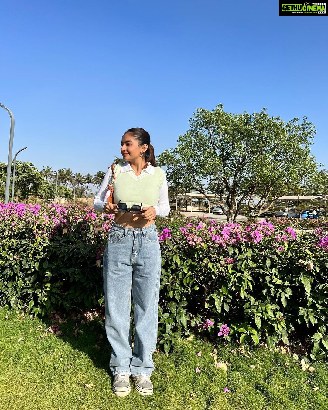 Anushka Sen Instagram - nature ☀️🦋🌸 . Wearing: @urbanic_in