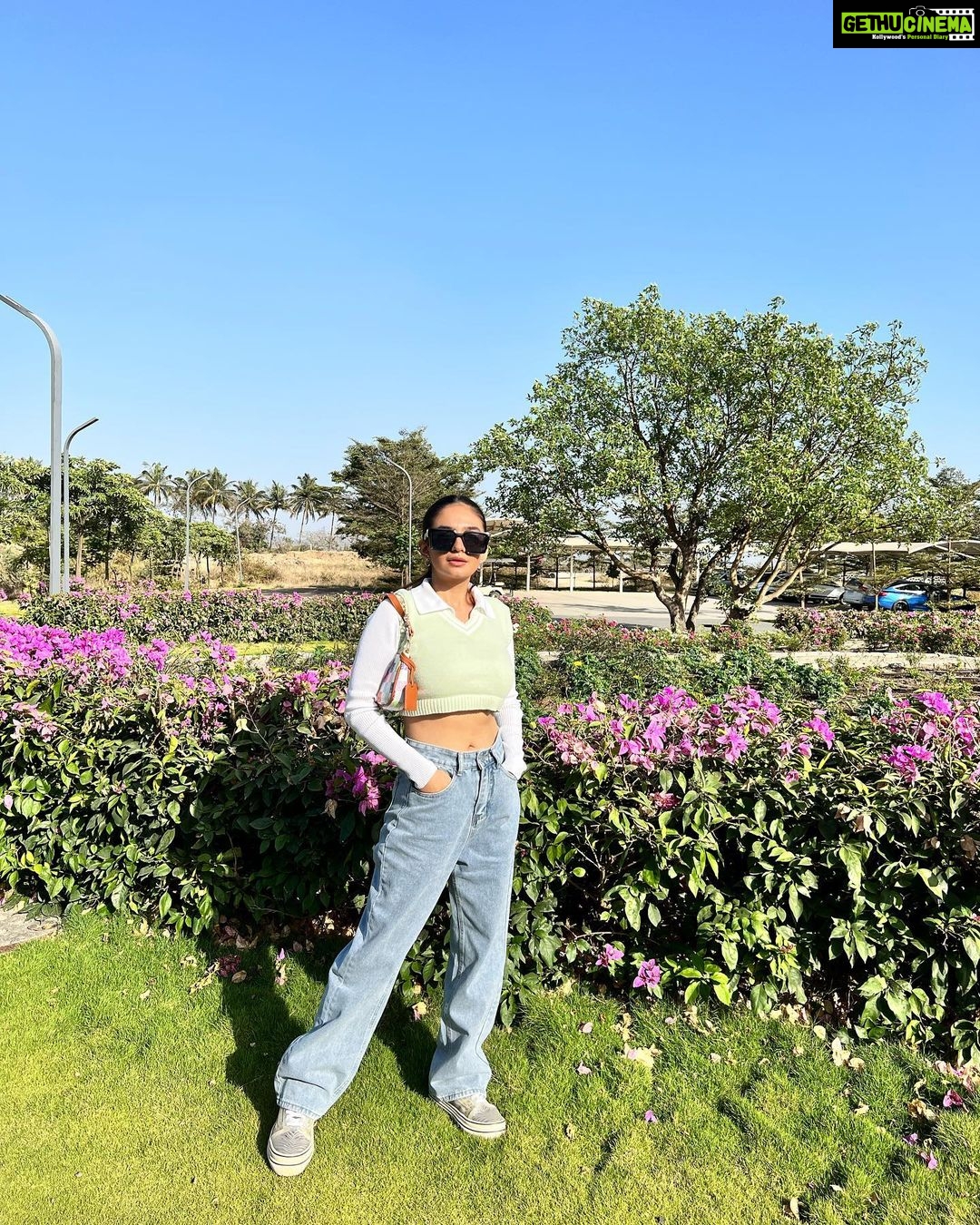 Anushka Sen Instagram - nature ☀️🦋🌸 . Wearing: @urbanic_in