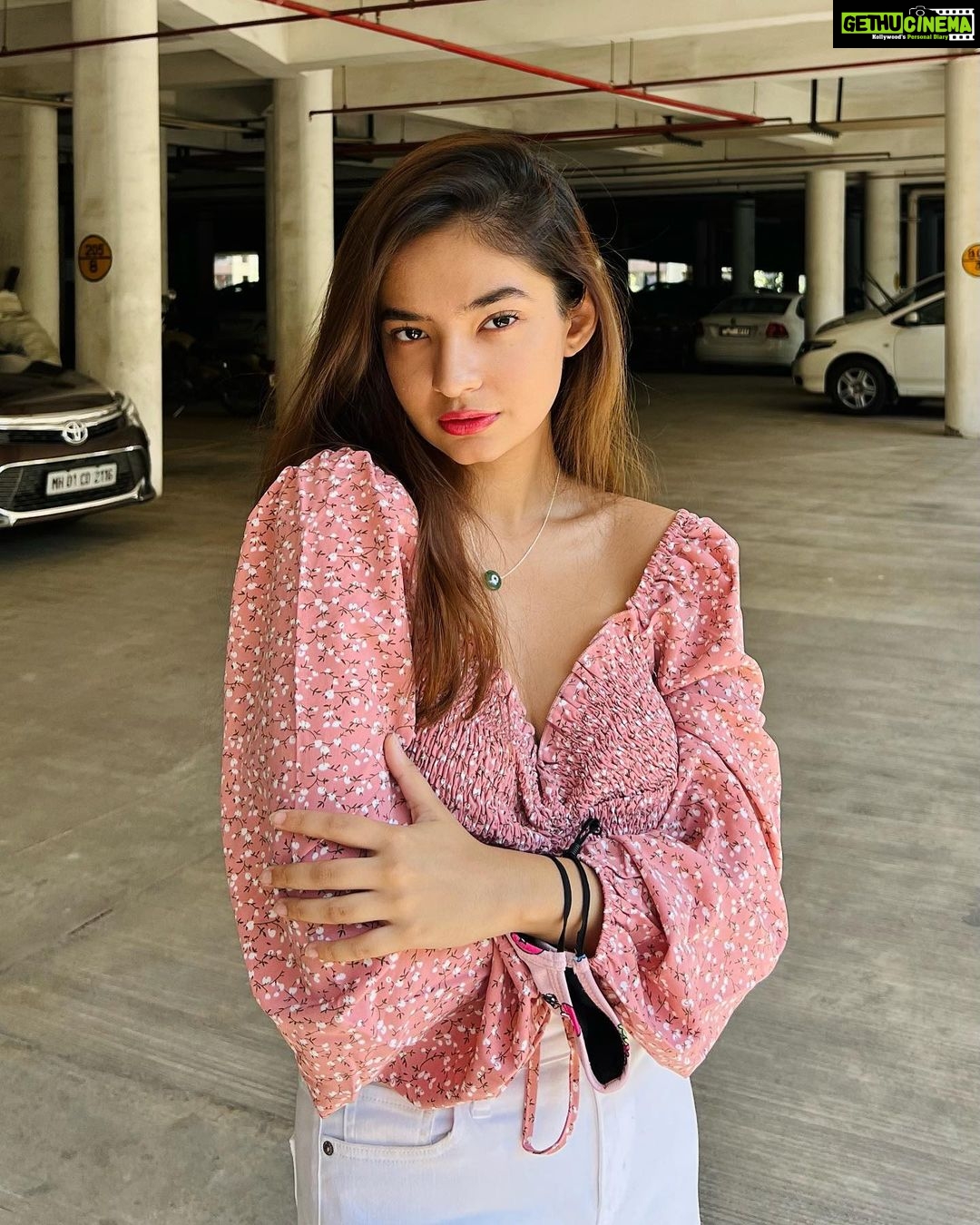 Anushka Sen Instagram - Sunday morning 💝 . Top: @urbanic_in