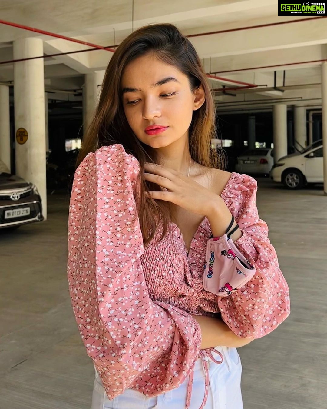 Anushka Sen Instagram - Sunday morning 💝 . Top: @urbanic_in