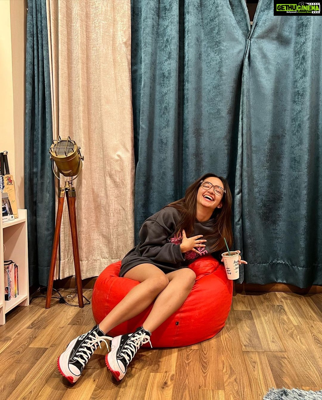 Anushka Sen Instagram - Hoodie and coffee, my two fav things 🧸 . Hoodie: @urbanic_in