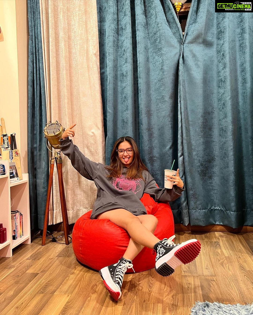 Anushka Sen Instagram - Hoodie and coffee, my two fav things 🧸 . Hoodie: @urbanic_in
