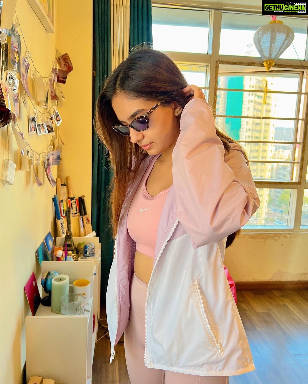 Anushka Sen Instagram - hey there 💕💗🌸