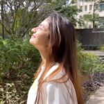 Anushka Sen Instagram – morning with nature and sunlight 🌸☺️ #sun #mood #nature