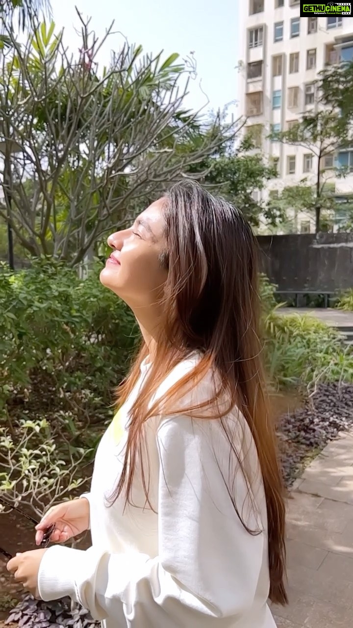 Anushka Sen Instagram - morning with nature and sunlight 🌸☺️ #sun #mood #nature