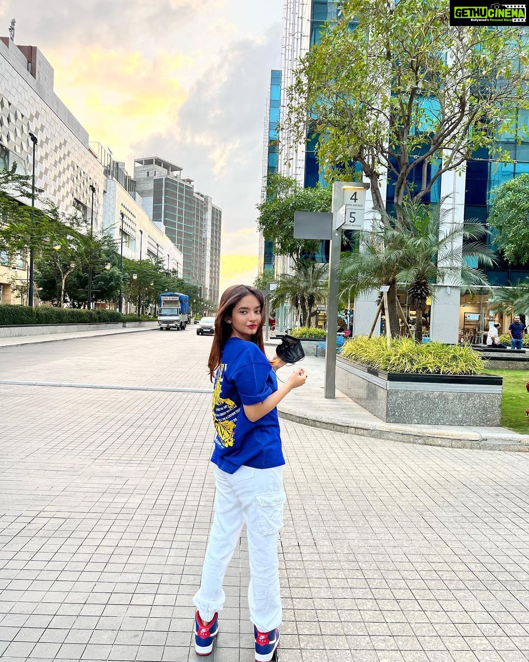 Anushka Sen Instagram - We play our fantasies out in real life ways 🦦💕 . Tee: @bonkers.corner Jio World Drive