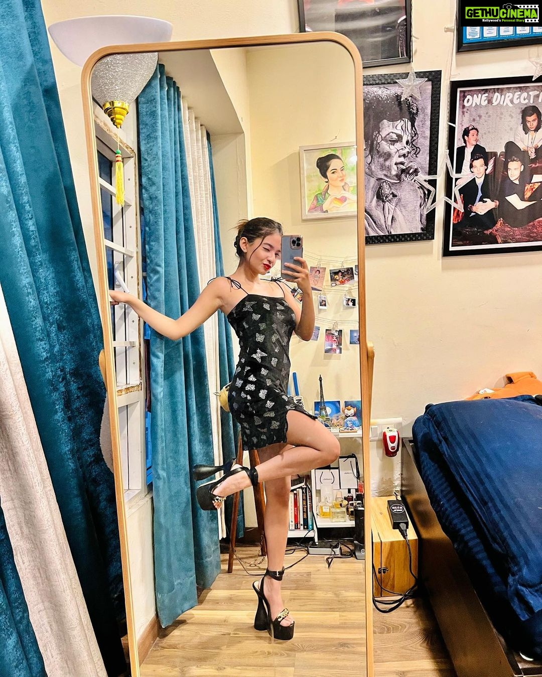 Anushka Sen Instagram - mirror selfies ft. anushka 💕 . heels : @egoofficial