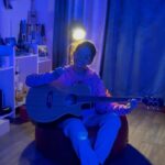 Anushka Sen Instagram - Learning guitar is fun! 🦦💗 #hobbies #guitar #metime #perfect #acoustic