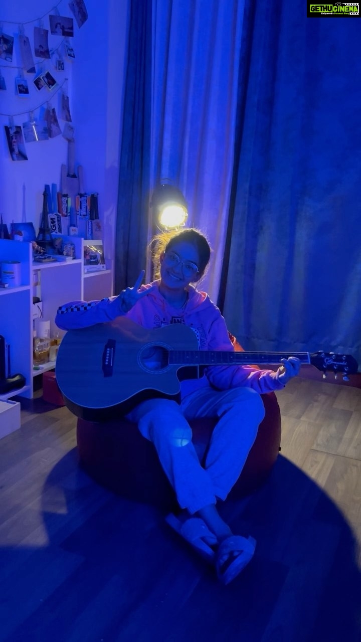 Anushka Sen Instagram - Learning guitar is fun! 🦦💗 #hobbies #guitar #metime #perfect #acoustic