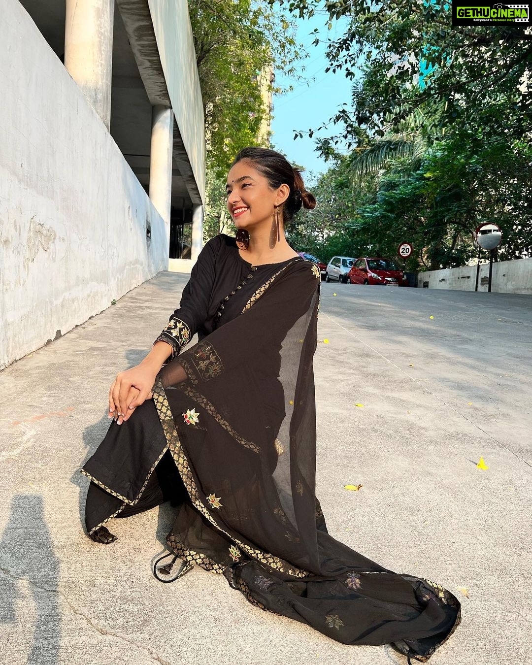 Anushka Sen Instagram - candid pictures 🙈