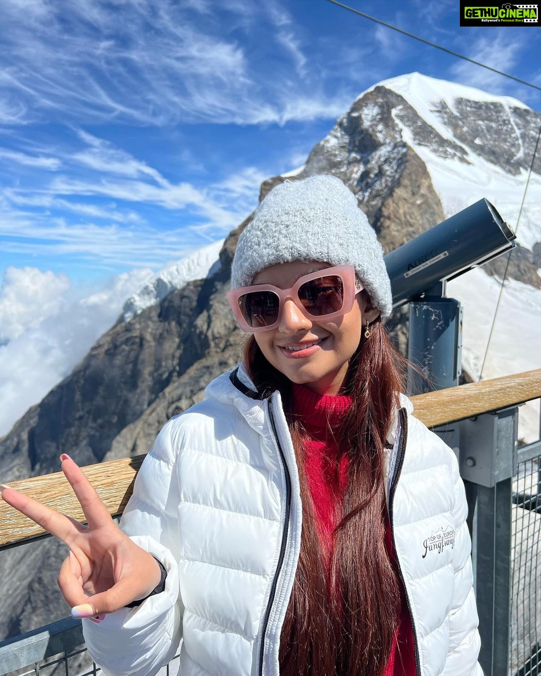 Anushka Sen Instagram - 4000 ft up in the mountains 🏔🫶 Jungfraujoch - Top of Europe