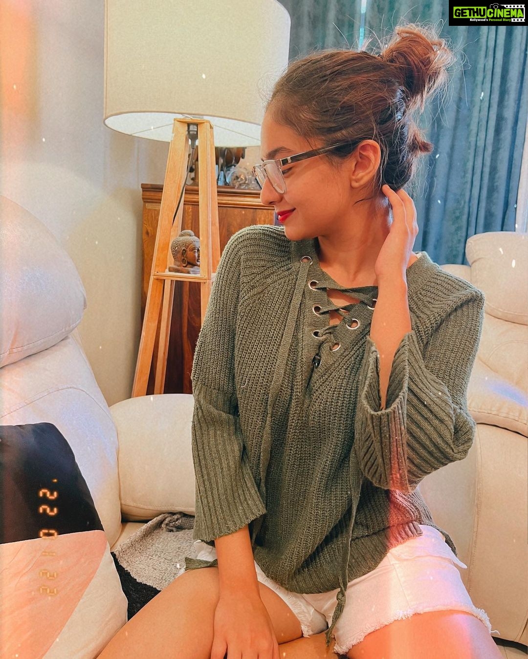 Anushka Sen Instagram - chilling at home 🦦