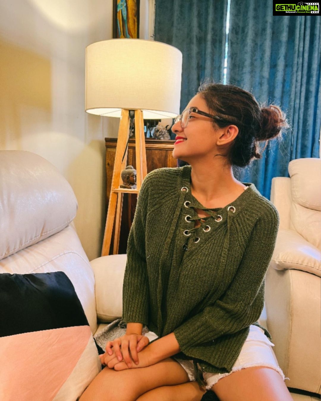 Anushka Sen Instagram - chilling at home 🦦