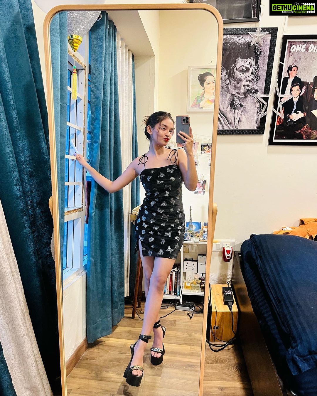 Anushka Sen Instagram - mirror selfies ft. anushka 💕 . heels : @egoofficial