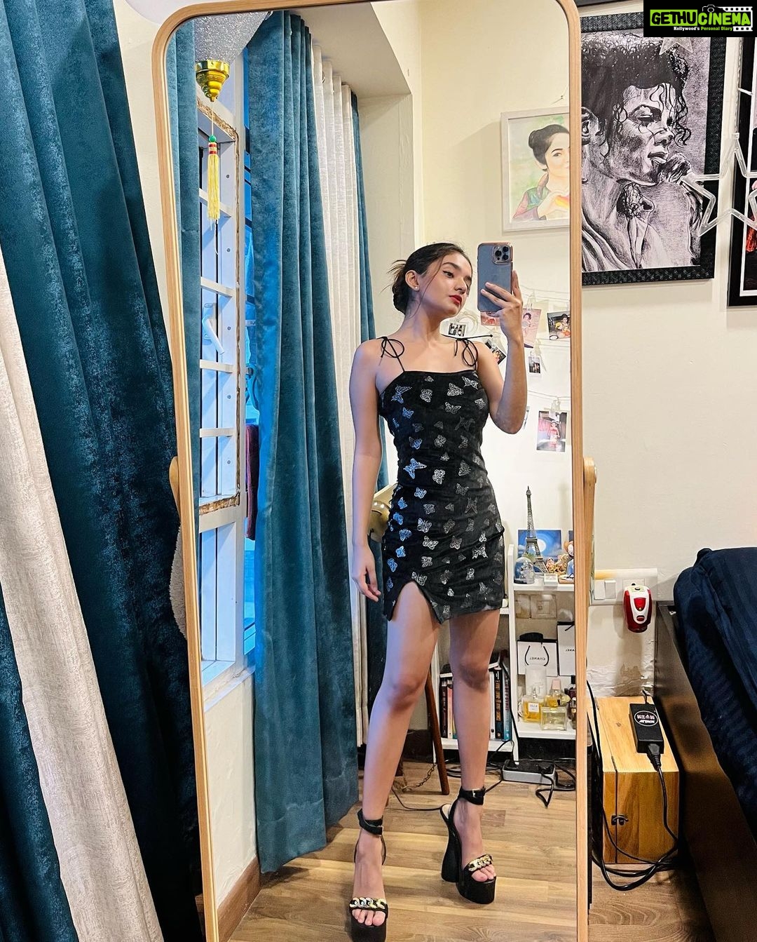 Anushka Sen Instagram - mirror selfies ft. anushka 💕 . heels : @egoofficial
