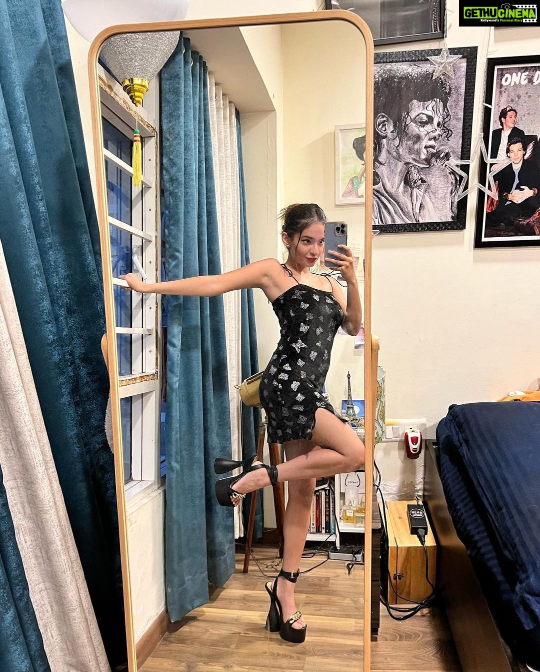 Anushka Sen Instagram - mirror selfies ft. anushka 💕 . heels : @egoofficial