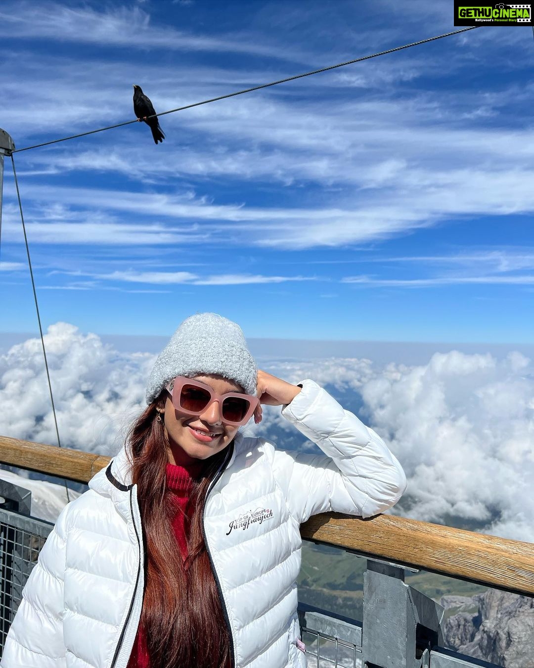 Anushka Sen Instagram - 4000 ft up in the mountains 🏔🫶 Jungfraujoch - Top of Europe
