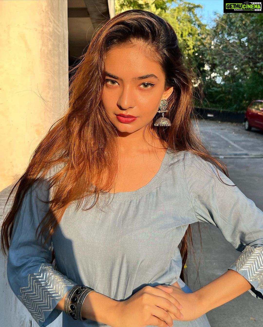 Anushka Sen Instagram - कैसा शर्माना आजा नचके दिखा दे ❤️🔥 . #nofilter