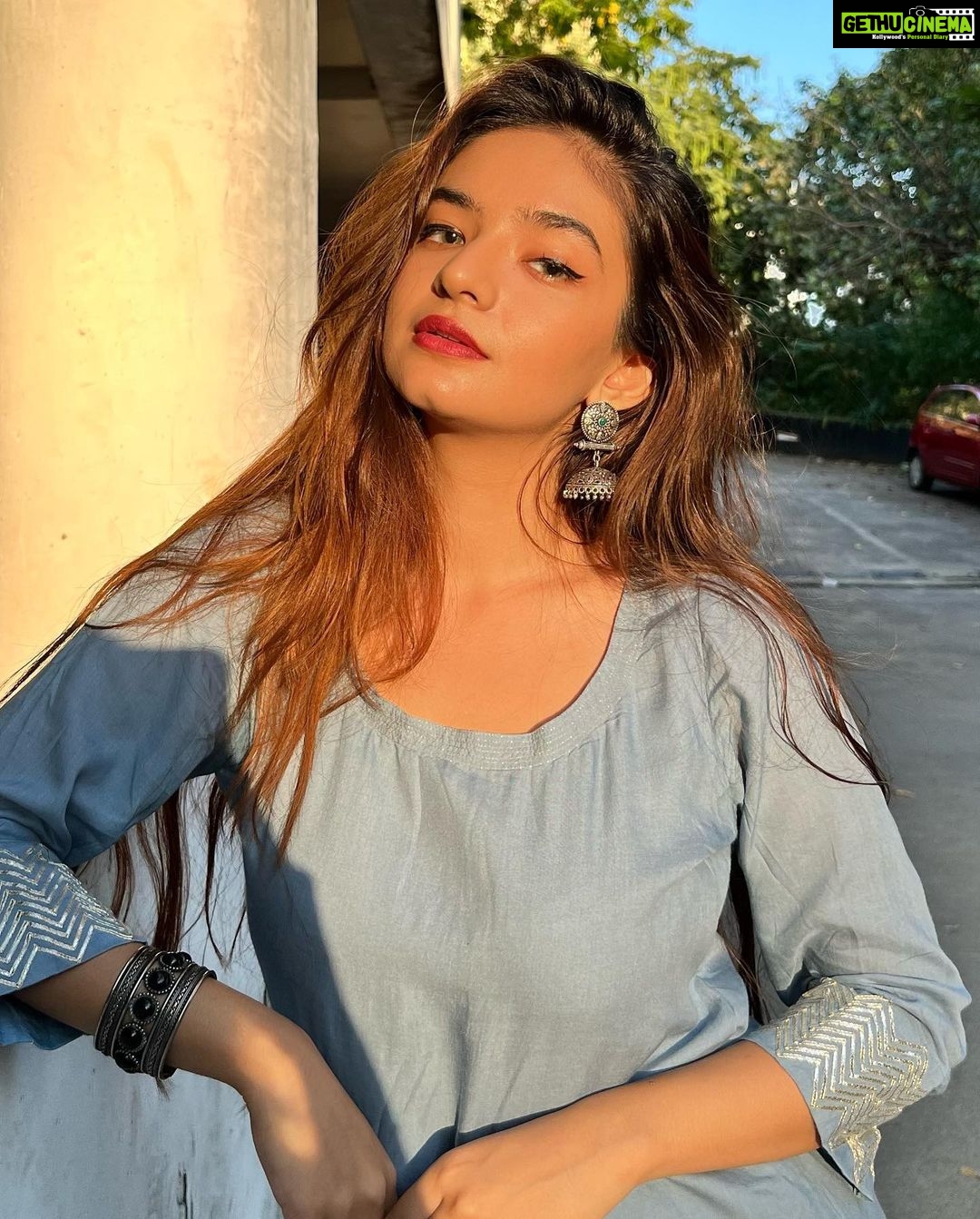 Anushka Sen Instagram - कैसा शर्माना आजा नचके दिखा दे ❤️🔥 . #nofilter