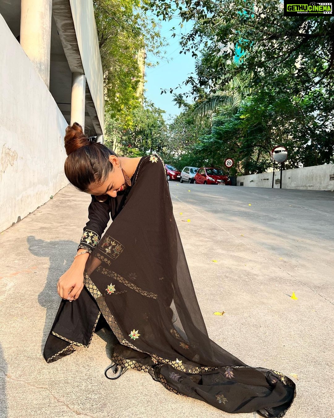 Anushka Sen Instagram - candid pictures 🙈