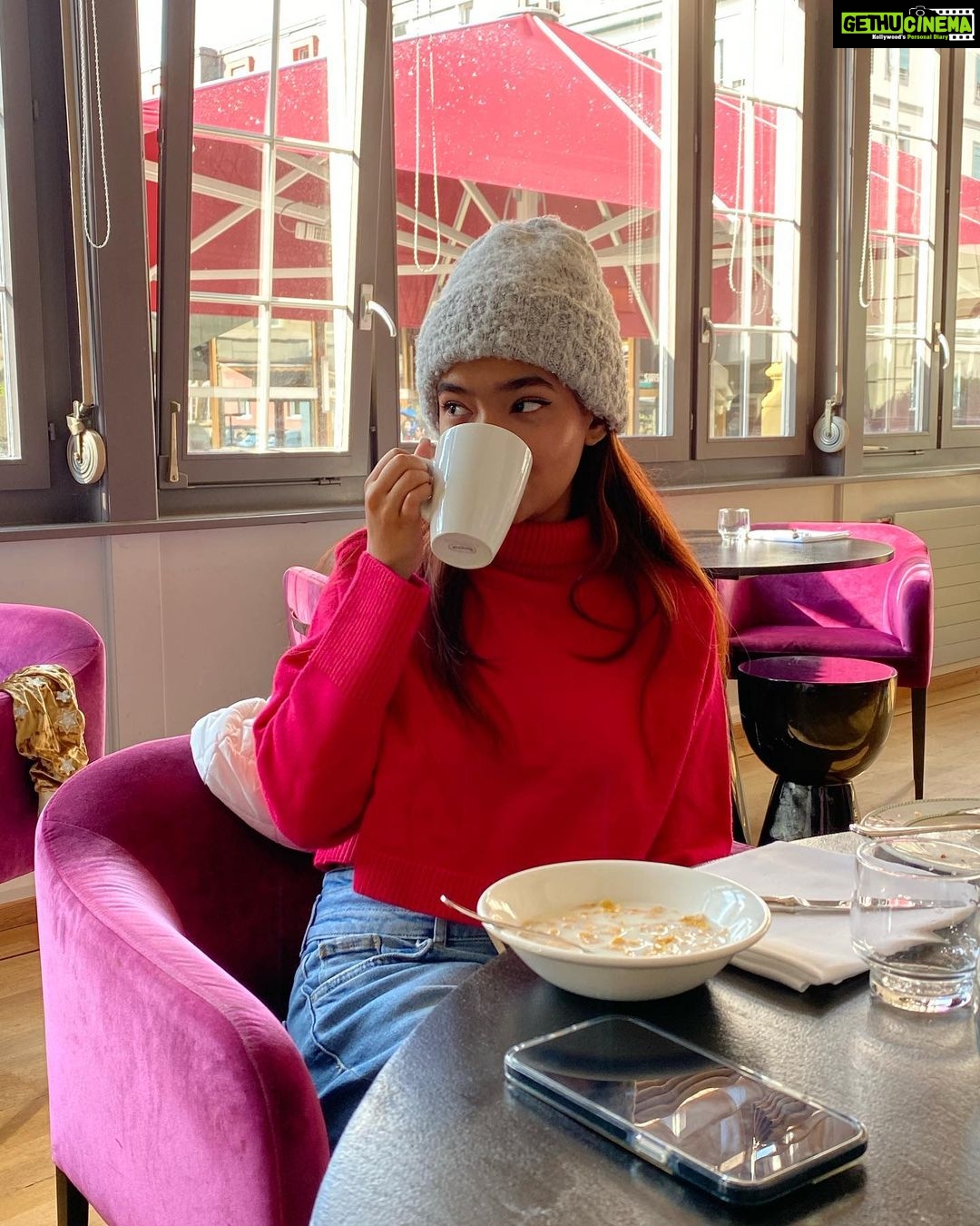 Anushka Sen Instagram - Hot chocolate and smiles 🏞 Interlaken, Switzerland