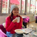 Anushka Sen Instagram - Hot chocolate and smiles 🏞 Interlaken, Switzerland