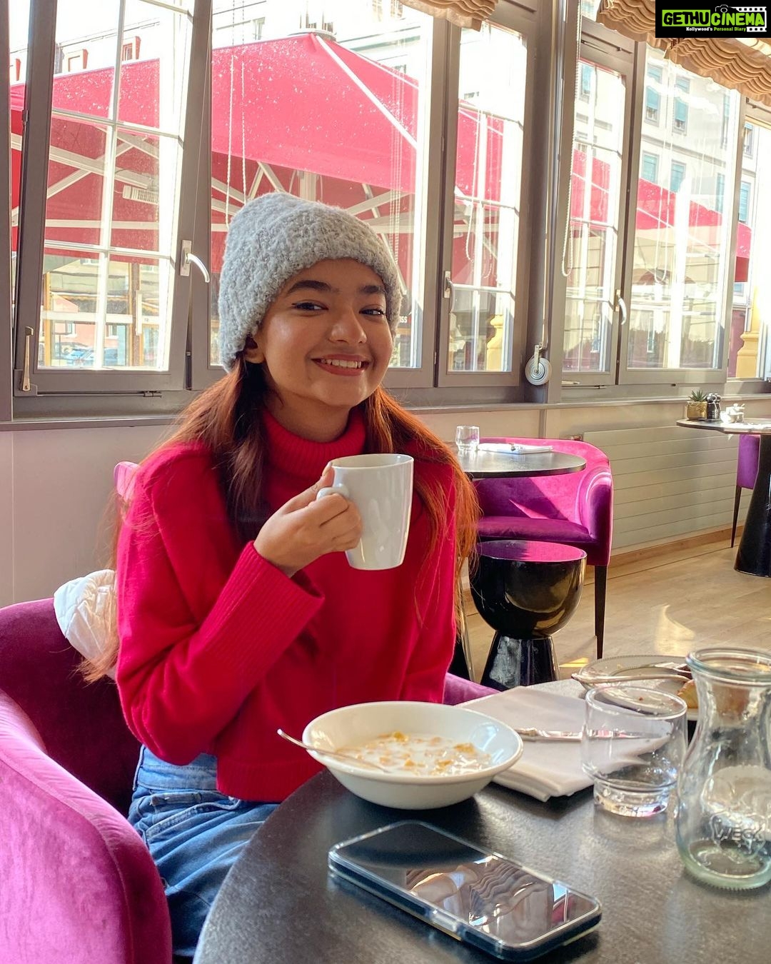 Anushka Sen Instagram - Hot chocolate and smiles 🏞 Interlaken, Switzerland