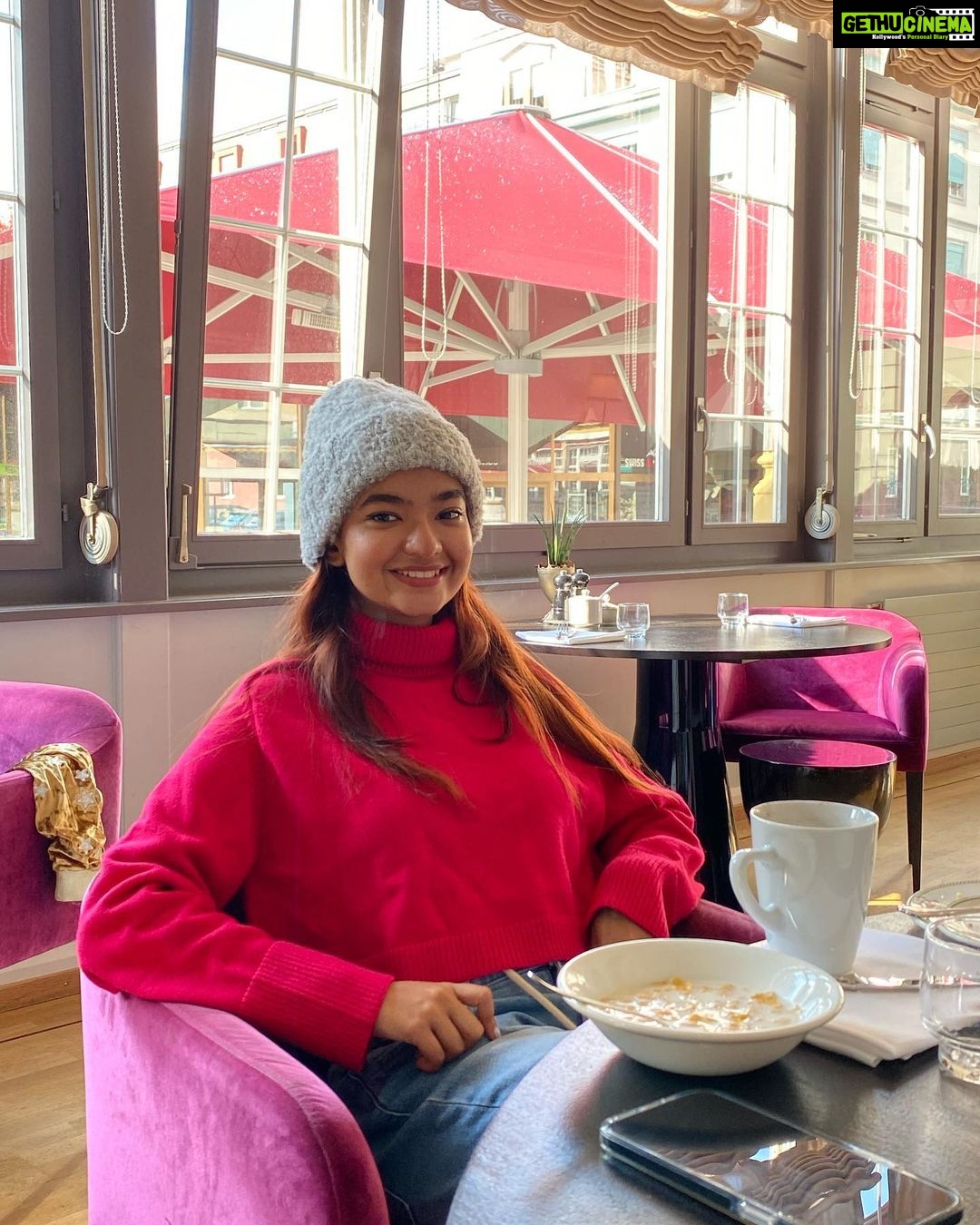 Anushka Sen Instagram - Hot chocolate and smiles 🏞 Interlaken, Switzerland