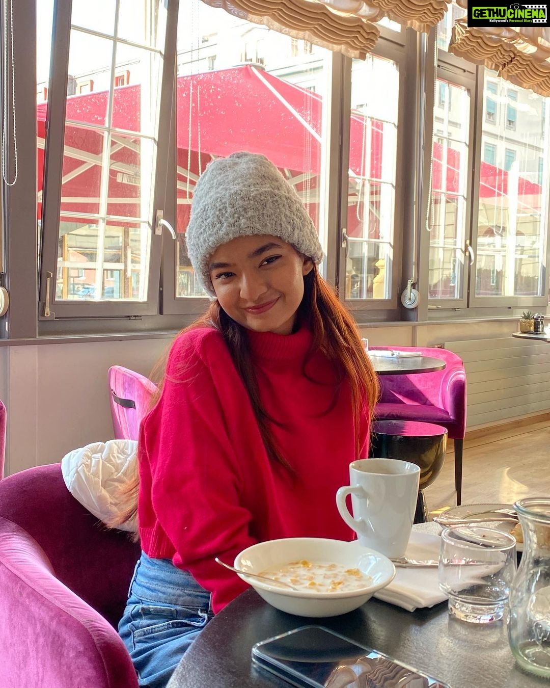 Anushka Sen Instagram - Hot chocolate and smiles 🏞 Interlaken, Switzerland