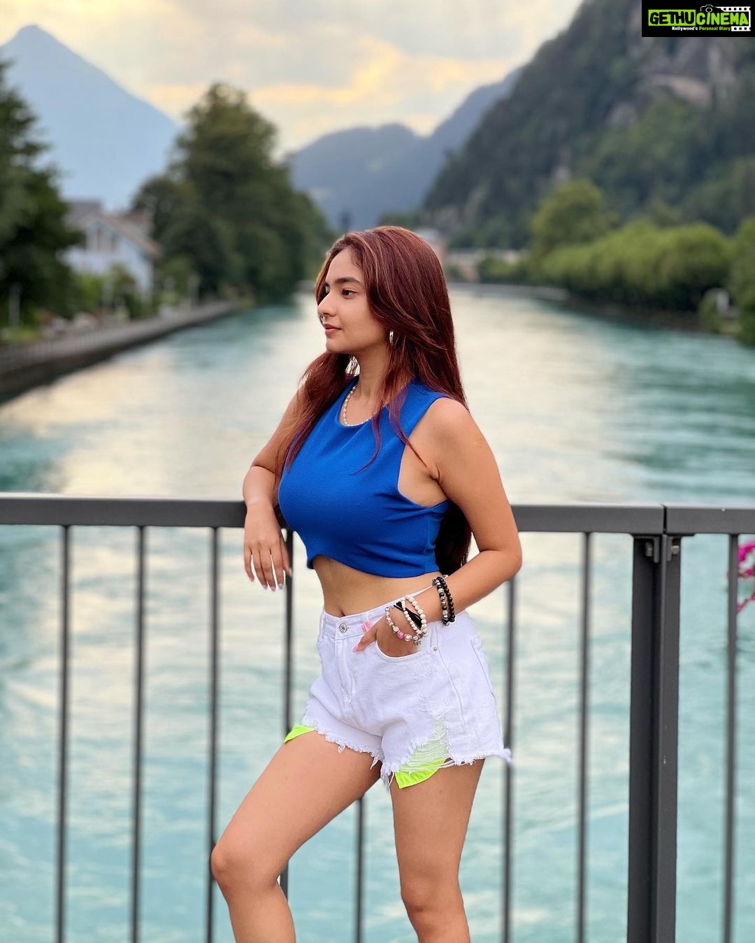 Anushka Sen Instagram - Hallo aus Interlaken, Schweiz 🏔🏞💜 Interlaken, Switzerland