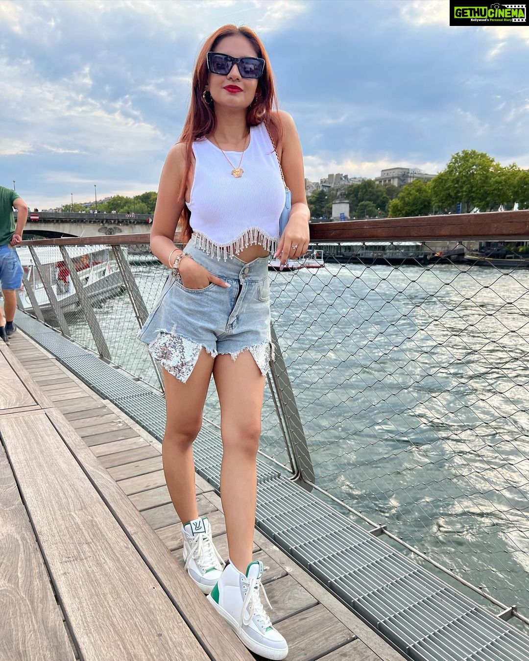 Anushka Sen Instagram - Cruise experience in Paris 🚢 🥰🫶 Rives de la Seine à Paris