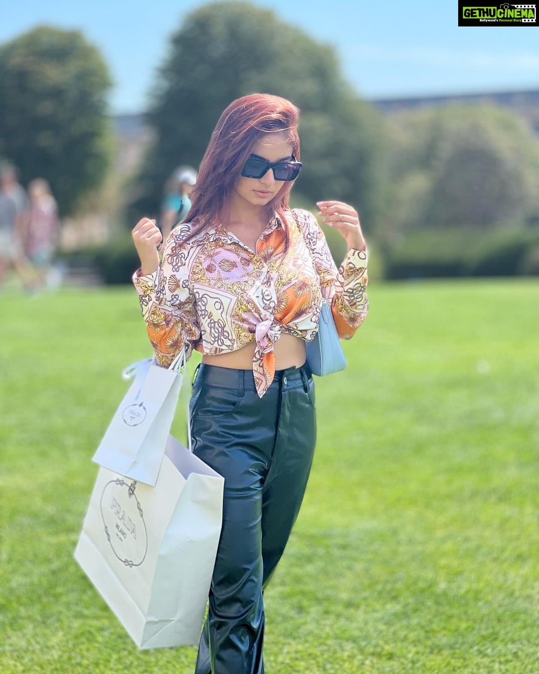 Anushka Sen Instagram - Chapter 20, Episode 1 🥳🦦✨ Museo del Louvre