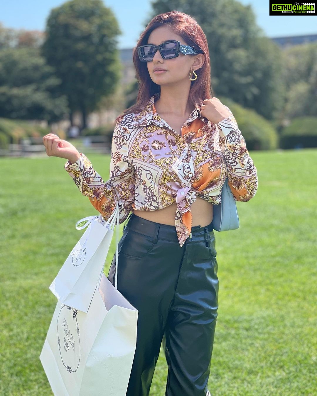 Anushka Sen Instagram - Chapter 20, Episode 1 🥳🦦✨ Museo del Louvre