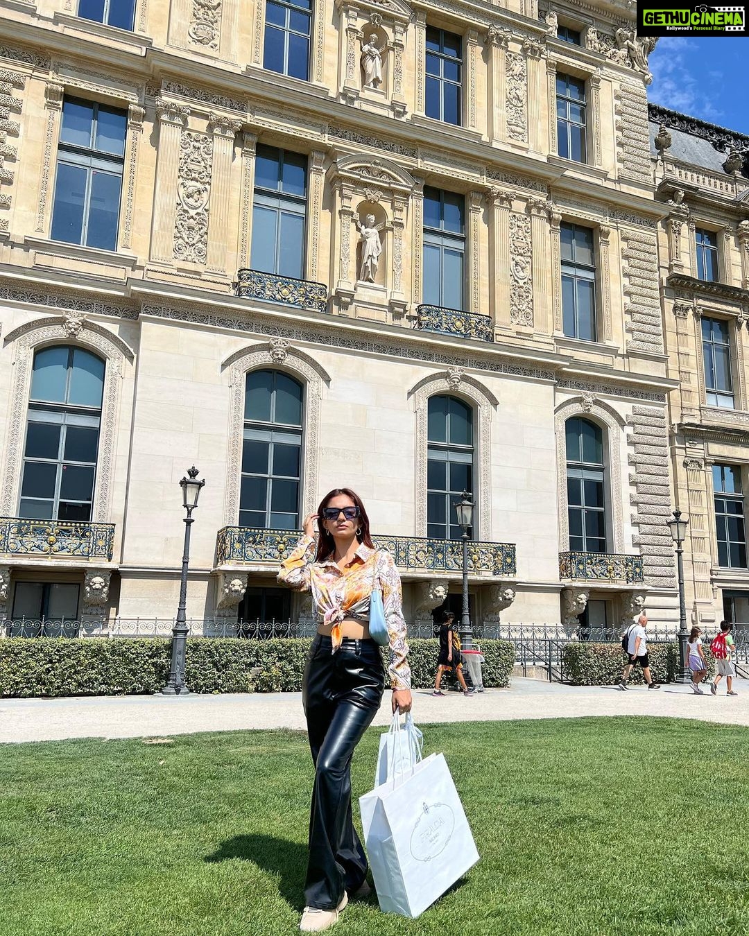 Anushka Sen Instagram - Chapter 20, Episode 1 🥳🦦✨ Museo del Louvre