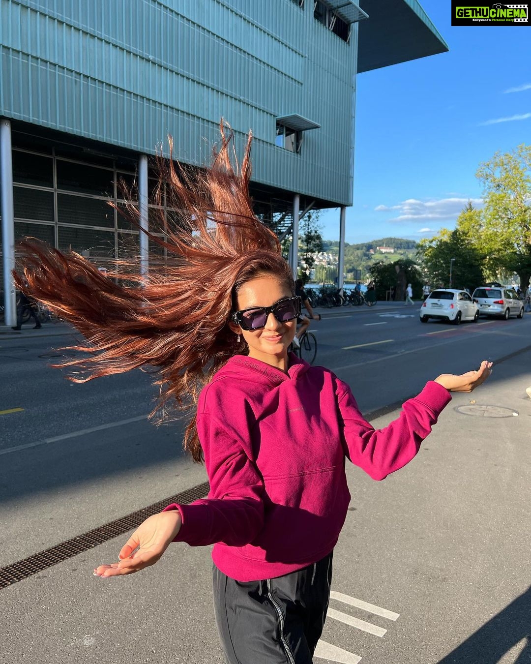 Anushka Sen Instagram - Love is in the hair 🦦🫶 Lucerne, Switzerland