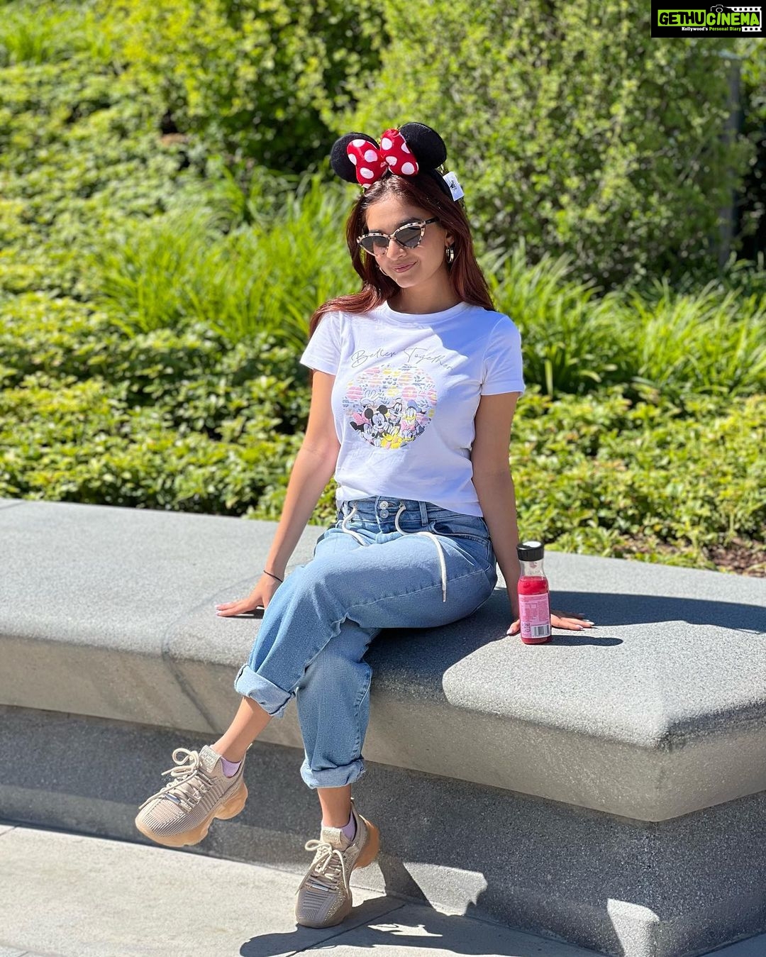 Anushka Sen Instagram - DISNEYLAND 🥰💜😍 Disneyland Paris
