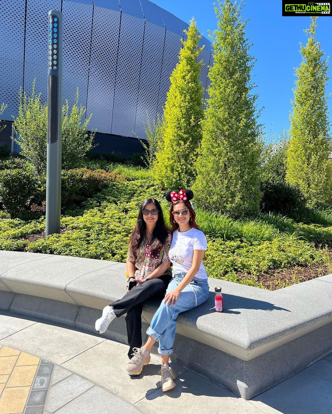 Anushka Sen Instagram - DISNEYLAND 🥰💜😍 Disneyland Paris