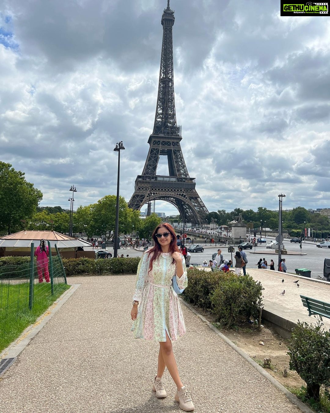 Anushka Sen Instagram - Eiffel Tower 🇫🇷🥹✨ dreams do come true 🫶 Tour Eiffel
